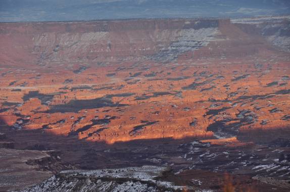 O sol de fim de tarde ilumina as belíssimas paisagens do Canyonlands National Park, perto de Moab, em Utah, nos Estados Unidos